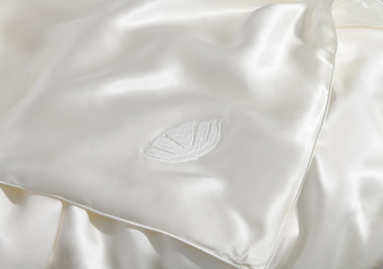 Lightweight summer silk comforter, 100% mulberry silk filling, breathable  and cooling for hot weather.